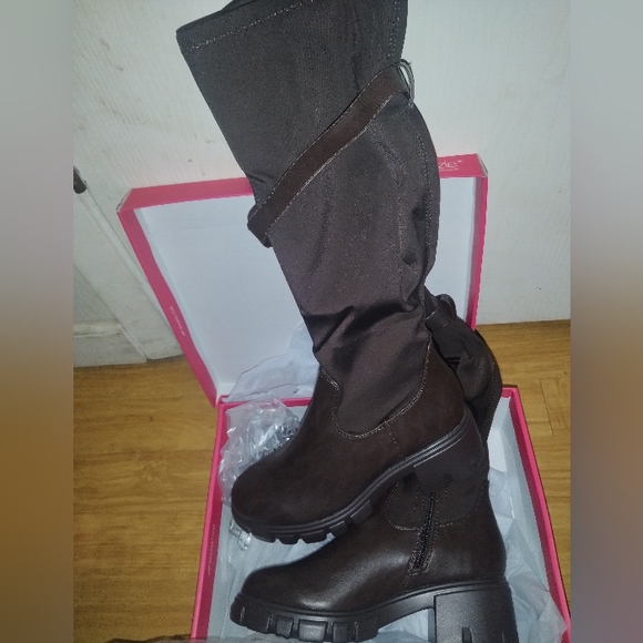 Boots - Picture 3 of 5